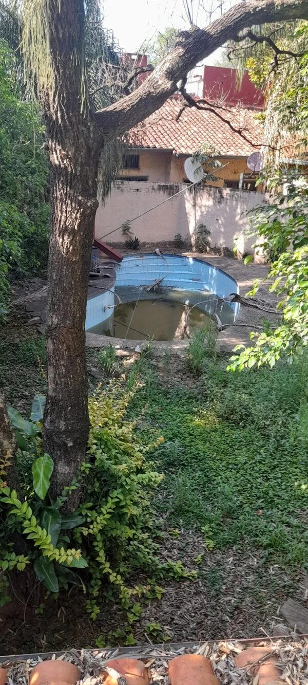Casa abandonada en el barrio Ykua Satî - Crónicas Ciudadanas - ABC Color