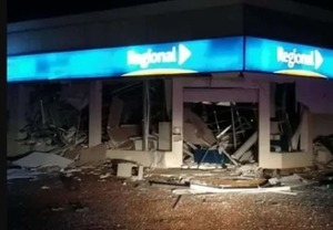 Atacan banco y comisaría en un asalto de película en Itapúa - ADN Digital
