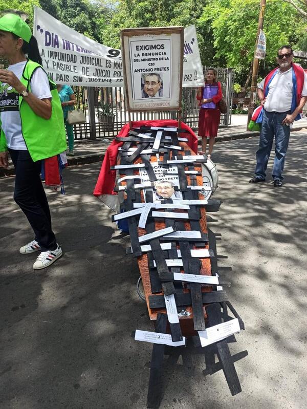Movilización en contra de Antonio Fretes para exigir su renuncia o destitución | 1000 Noticias
