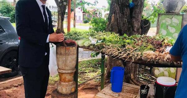 La Nación / De yuyero a ingeniero agrónomo: joven terminó sus estudios y dedicó su título a sus padres
