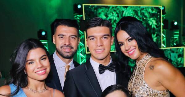 La Nación / La familia Cáceres Vera vistió sus mejores galas para el egreso de su primogénito