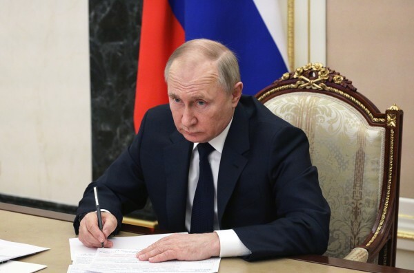 VladímirPutin advierte de que Rusia puede reducir la producción de crudo por el tope - Revista PLUS