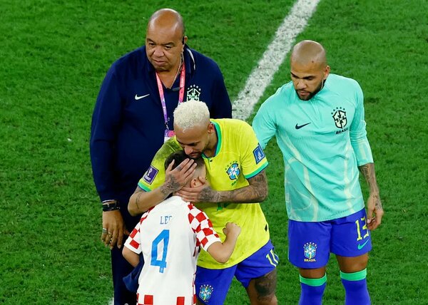 ¡Tierno abrazo entre hijo de jugador de Croacia y Neymar! - trece