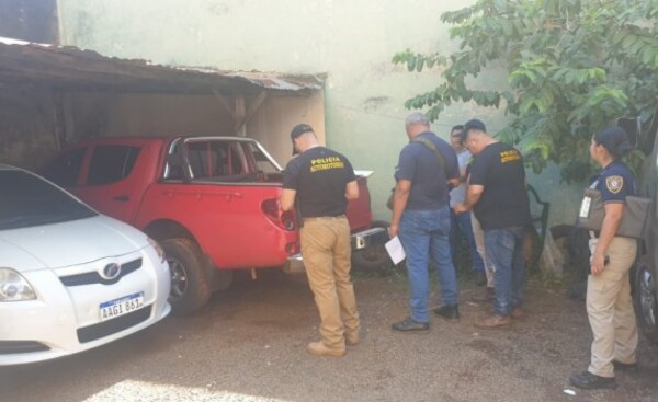 Víctima localiza en estacionamiento céntrico su camioneta robada