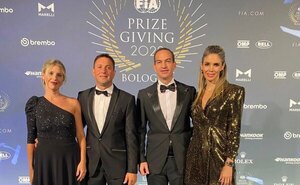 Sana costumbre: Saba lleva la bandera paraguaya en la Gala de la FIA
