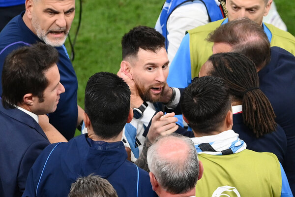 Lionel Messi 'destrozó' a Louis Van Gaal y al árbitro del partido