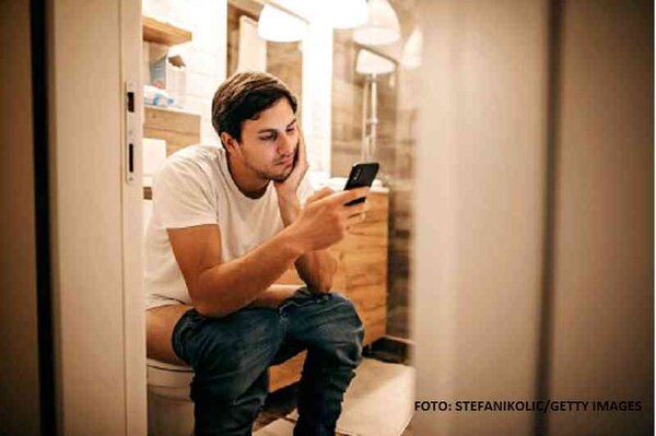 ¿Por qué no conviene usar el celular en el baño?