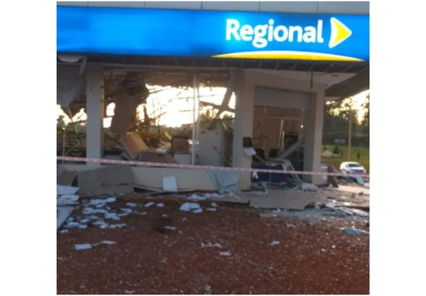 Asaltantes detonan un banco en Itapúa y reducen a policías