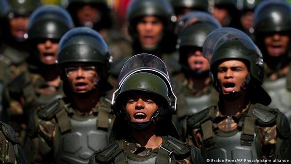 Urgen "despolitizar" a las Fuerzas Armadas de Brasil