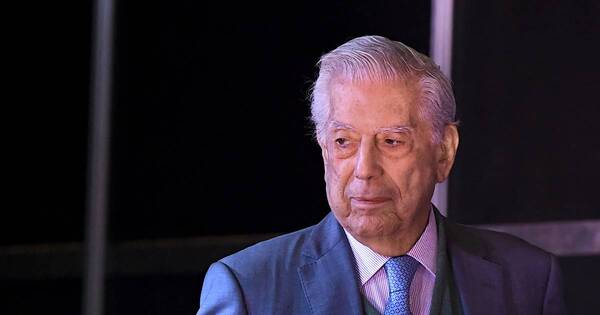 La Nación / Vargas Llosa destaca que una mujer esté al mando de Perú