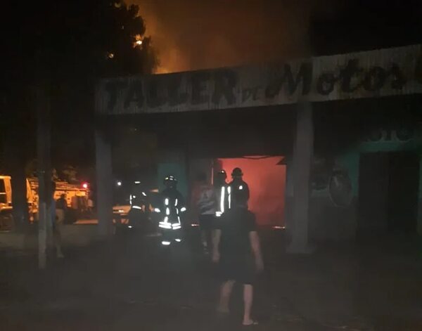 Incendio consume un taller de motos en Hernandarias - ABC en el Este - ABC Color