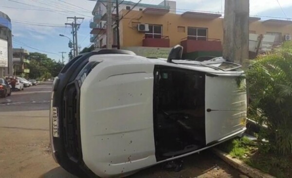 Colectivo y camioneta protagonizan aparatoso accidente
