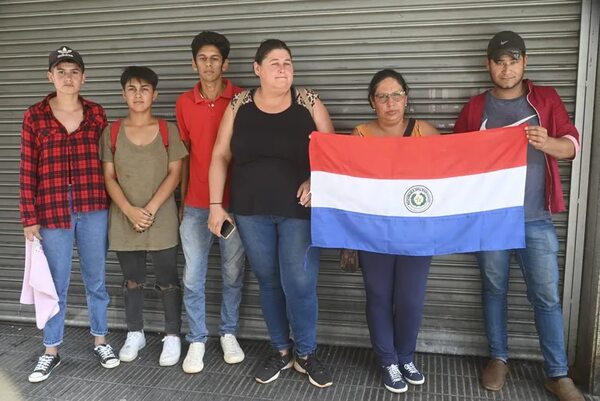 Padres viajan más de 170 kilómetros para pedir destitución de directora de escuela pública - Nacionales - ABC Color