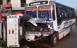 Violento choque entre camioneta y bus con pasajeros - ABC en el Este - ABC Color