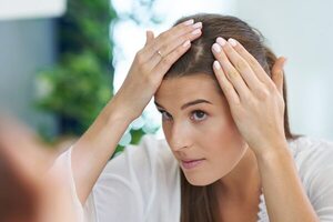 Cómo exfoliar y masajear el cuero cabelludo para una melena más sana