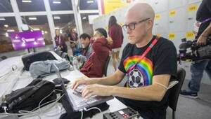 Periodista que había sido detenido por usar una remera arcoiris murió en Qatar