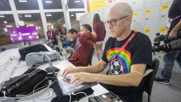 Periodista que había sido detenido por usar una remera arcoiris murió en Qatar