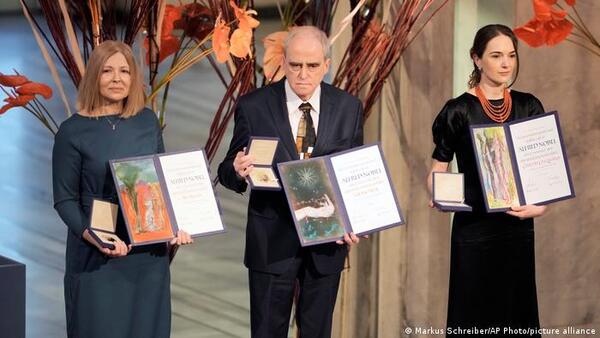 Activistas atacan a Rusia en ceremonia de entrega del Nobel