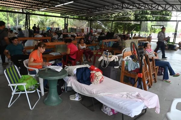 Insoportable calor, inseguridad y mosquitos soportan en el albergue del IPS - Nacionales - ABC Color