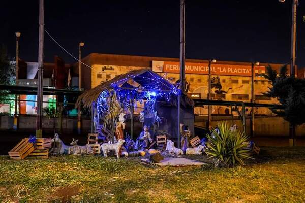 Ornamentación navideña da más vida a La Placita