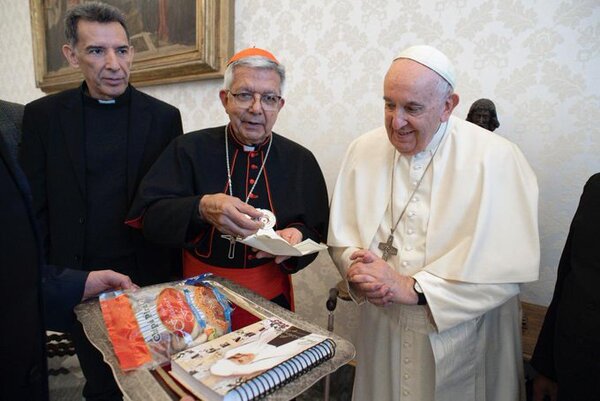 Chipa, un rosario de Chiquitunga y otros obsequios que el cardenal entregó al Papa Francisco
