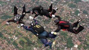 Paracaidismo, exhibición de avionetas, motocicletas y globos aerostáticos en Ñu Guasu