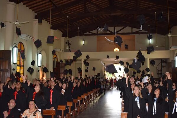 Egresan 117 profesionales de diferentes áreas del Instituto Carapeguá - Nacionales - ABC Color
