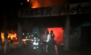 Soldador originó gran incendio que consumió totalmente un taller