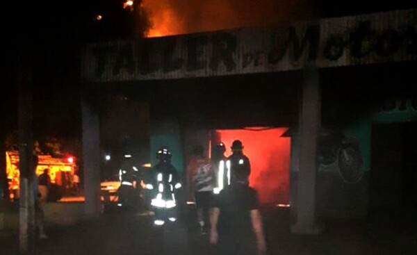 Soldador originó gran incendio que consumió totalmente un taller