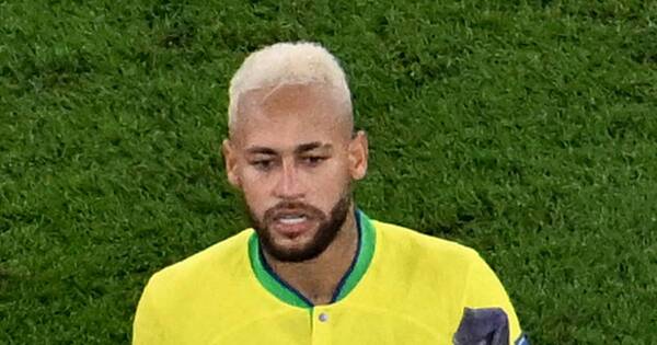 La Nación / Tras la eliminación, Pelé alienta a Neymar para que siga con Brasil