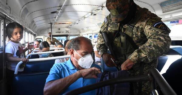 La Nación / El Salvador: suman 185 pandilleros detenidos en ciudad cercada por militares