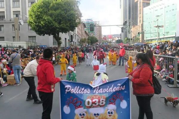 El desfile navideño vuelve a La Paz con un mensaje de paz luego de tres años - Mundo - ABC Color