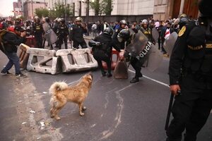 Policías retenidos son liberados por manifestantes en Perú - Mundo - ABC Color