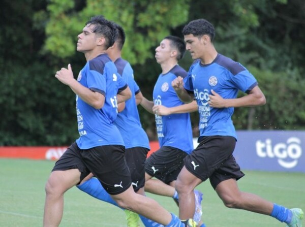 Movilización dominical de la Albirroja Sub 20 - APF