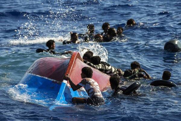 Dos barcos con 500 migrantes llegan a Italia tras una dura travesía - El Independiente