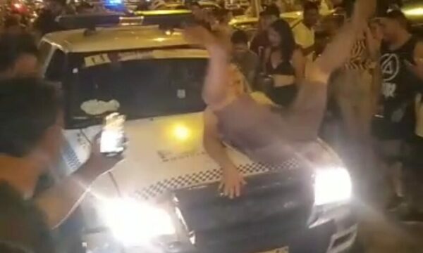 (Video) Descontrol en Costanera de Encarnación. Tatachos perrearon sobre la patrulla municipal