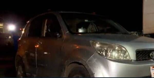 Supuesta adicta se roba un auto, pero chocó en su huida y la detuvieron