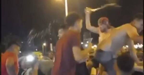 La Nación / Inadaptados causaron disturbios y tomaron una patrullera en la costanera de Encarnación