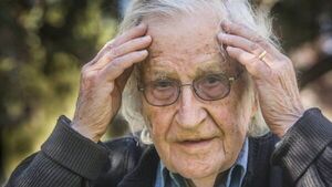 Chomsky equipara invasión de Ucrania a Hitler en Polonia 