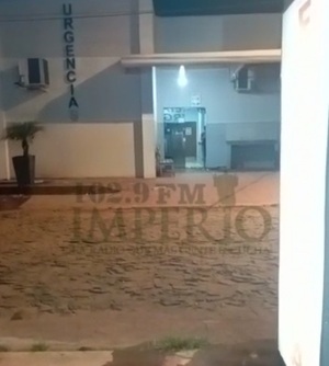 Paciente rompe puerta de blindex de puesto de salud al saber que funcionarios no atienden por huelga - Radio Imperio