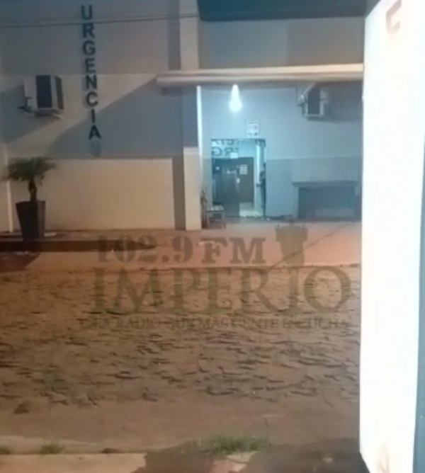Paciente rompe puerta de blindex de puesto de salud al saber que funcionarios no atienden por huelga - Radio Imperio