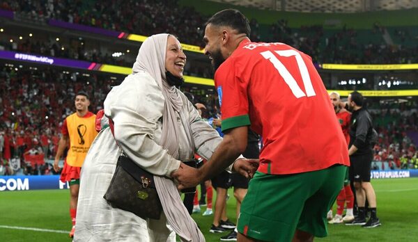 La danza de la alegría: el emotivo baile de Boufal con su madre en Catar