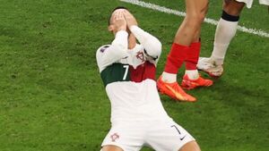 Cristiano Ronaldo, de rodillas, monopoliza las portadas de la prensa lusa