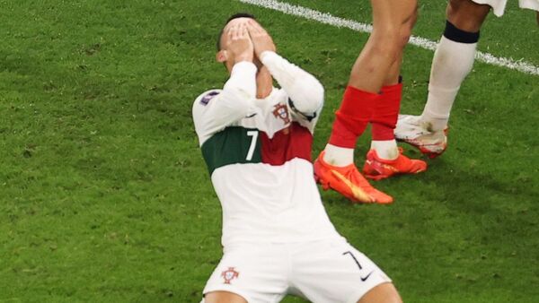 Cristiano Ronaldo, de rodillas, monopoliza las portadas de la prensa lusa