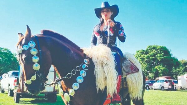 Janet Massa ahora es modelo amazona: "Oiko che hegui la Reina del Sur"
