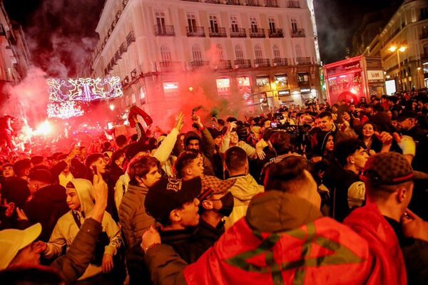 Tensión en París: La policía detuvo a más de 70 personas tras festejos de los marroquíes