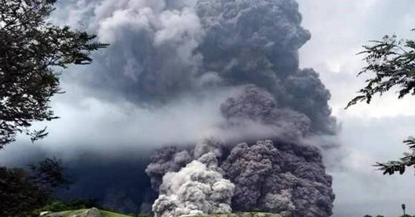 La Nación / Cierran ruta y principal aeropuerto en Guatemala por erupción de volcán de Fuego