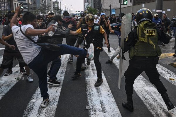 Protestas crecen en Perú contra nueva presidenta y en reclamo de elecciones