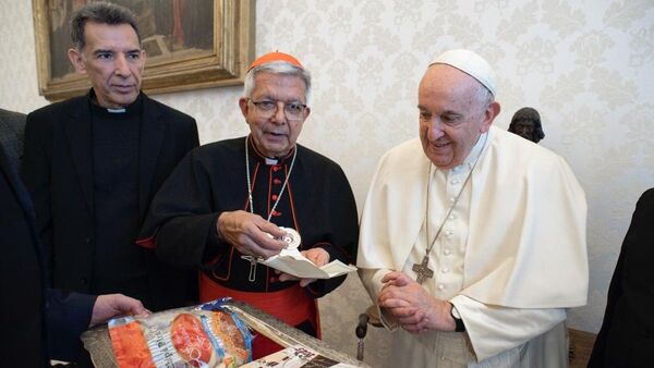 Reliquias de Chiquitunga entre las posesiones del Papa Francisco