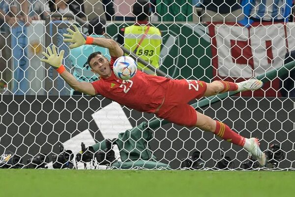 Dibu-Livakovic, choque de parapenales para llegar a la final del Mundial - Fútbol Internacional - ABC Color